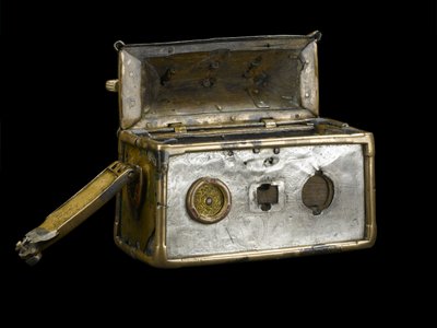 Monymusk-relikvieskrinet, ca. 8. århundrede e.Kr. (bronze, sølv, træ, kobberlegering, glas, emalje) af Scottish School