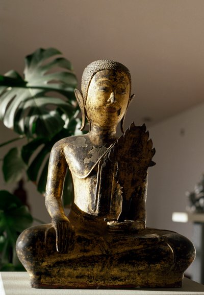 Buddha siddende i Bhumisparsa Mudra gestus under meditation (skulptur af School Siamese