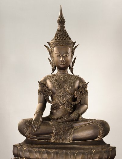 Buddha i naturlig størrelse i kongelig påklædning (bronze) af School Siamese