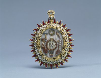 Tosidet vedhæng med symboler på Kristus og lidenskaben og Kristus i templet blandt de ældste, slutningen af det 16.-begyndelsen af det 17. århundrede (guld, emalje og mørkebrunt blæk på råhvid bund) af School Spanish