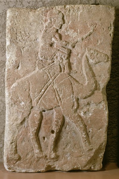 Plade med Dromedary Rider, Tell Halaf, Northern Syrien (kalksten med rød maling) af School Syrian