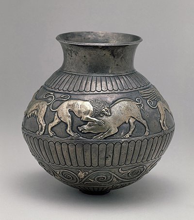 Skytisk kunst: sølvvase fra det 4. århundrede f.Kr. dekoreret med en frise, der repræsenterer en løve, der angriber en orne, State Hermitage, Sankt Petersborg af Scythian