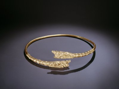 Drejningsmoment med løver, der angriber orner i enderne (guld) af Scythian