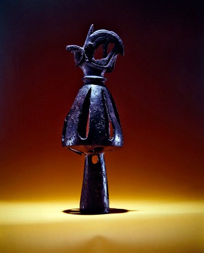 Endelig gennembrudt kegle dekoreret med et griffelhoved med vædderhorn, slutningen af 7.- tidligt 6. århundrede f.Kr. (bronze) af Scythian Scythian