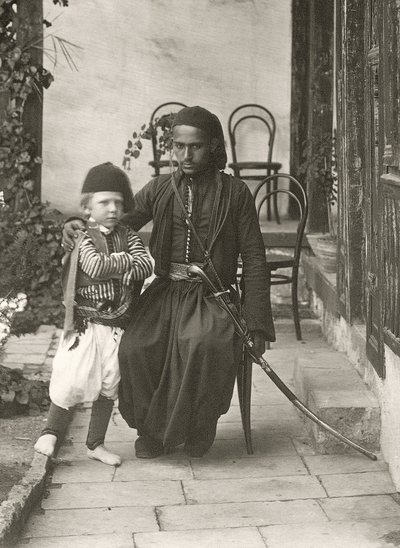 Arabisk kawass (osmannisk vagt) med en ung dreng i haven til et hus i Judæa-distriktet i Jerusalem, 1867 af Sergeant Henry Phillips