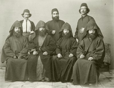 Gruppe på 4 armenske præster og 3 andre i gården på Mediterranean Hotel, Jerusalem, 1867 af Sergeant Henry Phillips