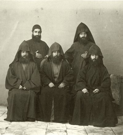 Gruppe på 5 armenske præster i gården til Mediterranean Hotel, Jerusalem, 1867 af Sergeant Henry Phillips