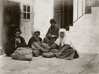 Kvinder maler mel med runde møllesten i en gårdhave til et hus i Jerusalem, 1867 af Sergeant Henry Phillips