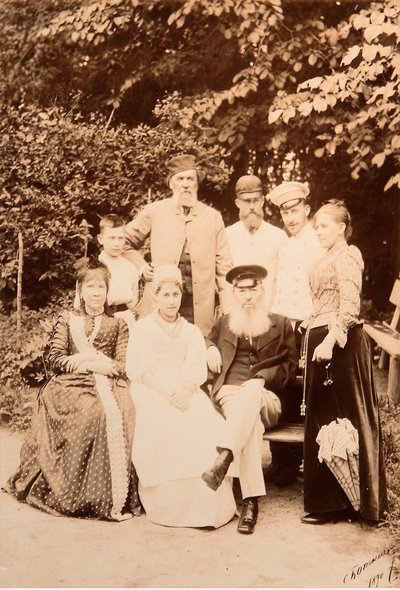 Familien til digteren Yakov Petrovich Polonsky (Iakov Petrovitch Polonski) (1819-1898) besøgte digteren Afanasy Afanasievich Fet (Foeth) (Afanassi Afanassievitch Chenchine) (1820-1892). Albumin-billede af Sergei Dmitrievich Botkin (1869-1945) af Sergei Dmitrievich Botkin