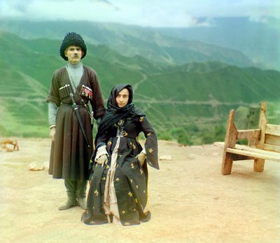 Dagestani-typer – en mand med medaljer og en dolk og en kvinde i sort kjole, det russiske imperium, mellem 1905 og 1915 af Sergey Prokudin Gorsky