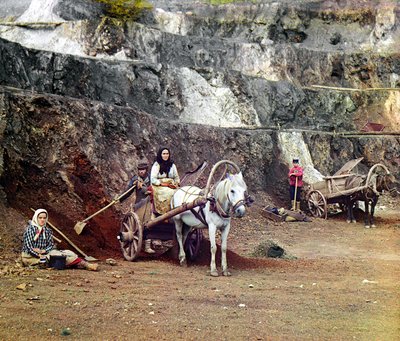 Arbejde i Bakalskii-minen: En familie med skovle og hestetrukne vogne arbejder i jernminerne i Bakaly-bjergene, Uralbjergene, Det Russiske Imperium, 1910 af Sergey Prokudin Gorsky