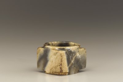 Kort rør (cong) (jade (nefrit)) af Shang Dynasty Chinese School