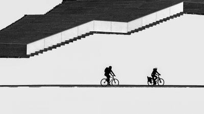 Cykler i silhuet på trappen af Shanrui Ren