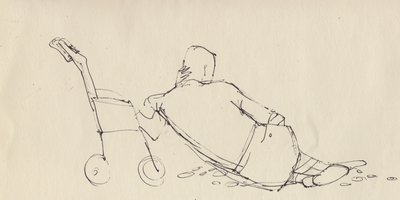 Mand lænet op ad klapvogn på stranden, c1950. af Shirley Markham