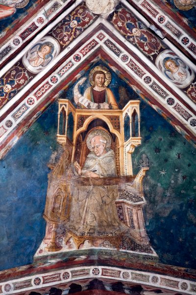 Visning af detaljerne i en fresko, der dekorerer en af hvælvingerne i den øvre kirke, der repræsenterer de fire læger i den romerske kirke: St. Ambrosius af Milano og evangelisten Sankt Markus. lavet af skolen i Siena fra begyndelsen af det 14. århundrede. af Sienese School
