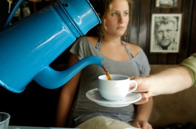 Kaffe serveres i antik dansk kaffekande, Århus, Danmark, 2022 (foto) af Sisse Brimberg
