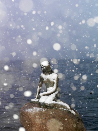 Snestorm på Den Lille Havfrue-statuen af Edvard Eriksen, vinter i København, 2022 (foto) af Sisse Brimberg