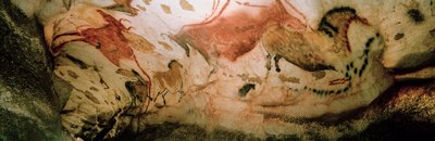 De røde køer og de kinesiske heste tumler sig langs en væg i Axial Gallery, Lascaux Cave. af Sisse Brimberg