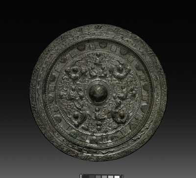 Spejl med Xiwangmu, c.317-400 (bronze) af Six Dynasties Chinese School