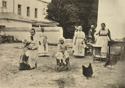 At lave syltetøj i gården til Leo Tolstojs hus, Yasnaya Polyana, nær Tula, Rusland, 1900 af Sophia Andreevna Tolstaya