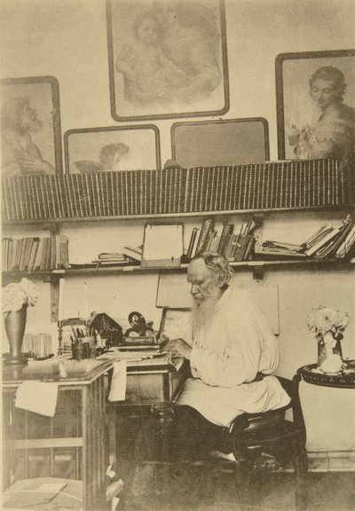 Den russiske forfatter Leo Tolstoj på arbejde, 1890