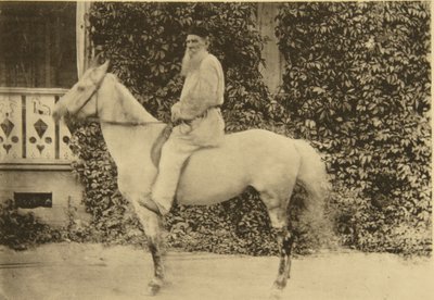 Den russiske forfatter Leo Tolstoj til hest, Moskva, Rusland, 1890