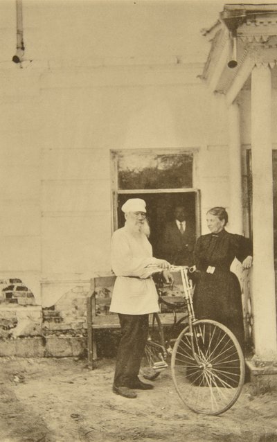 Den russiske forfatter Leo Tolstoj med en cykel, Rusland, 1890