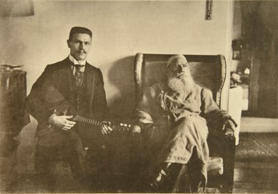 Den russiske forfatter Leo Tolstoj med balalajkaspilleren Boris Troyanovsky, Rusland, 1909 af Sophia Andreevna Tolstaya