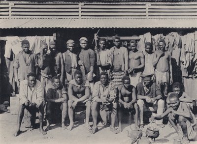 En gruppe i sammensætningen (s/h-billede) af South African Photographer