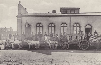 Historisk udsigt, den sidste træner med engelsk post og gammelt postkontor (s/h foto) af South African Photographer