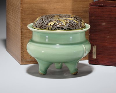 Stort Longquan celadon stativ røgelseskar med japansk pakkeforgyldt metalcover (keramik) (se også 349496) af Southern Song Dynasty Chinese School