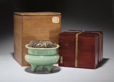 Stort Longquan celadon stativ røgelseskar med japansk pakkeforgyldt metalcover (keramik) (se også 349486) af Southern Song Dynasty Chinese School