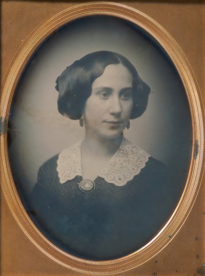 Ung kvinde iført blondekrave og -broche, 1850