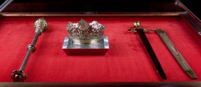Krone, scepter og sværd tilhørende Isabella af Castilien (1451-1504) af Spanish School