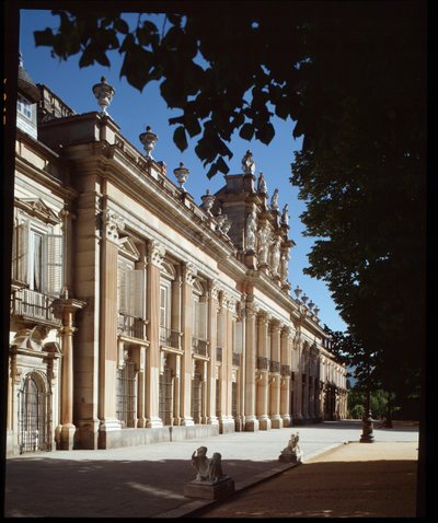 Facaden af det kongelige palads i Granja de San Ildefonso, sommerresidens for de spanske konger af Spanish School