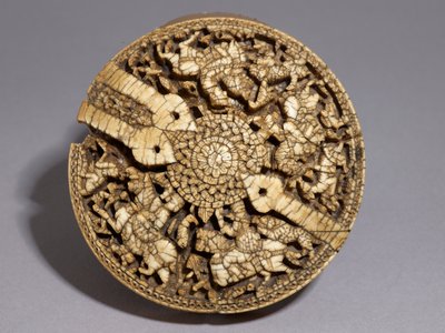 Låg på en beholder dekoreret med fire jægere og dyr, Umayyad-perioden, 998-999 e.Kr. (se også 117778) af Spanish School