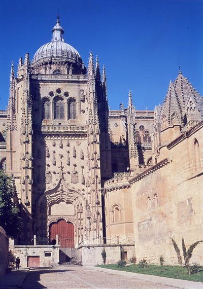 Udsigt over den sydlige portal og Torre del Gallo af Spanish School