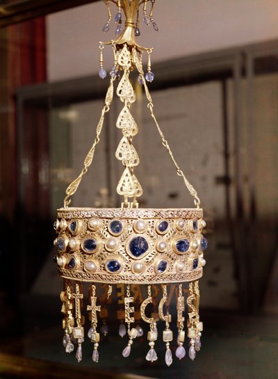 Votiv krone af kong Recesvinth (r.652-72) fra Treasure of Guarrazar, ca. 670 (guld, bjergkrystal, perler og safirer) af Spanish School