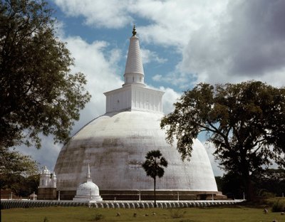 Udsigt over Ruwanwelisaya stupa af Sri Lankan School