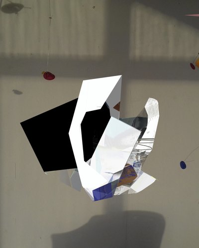 Flydende geometrisk skulptur af Stefan Fransson