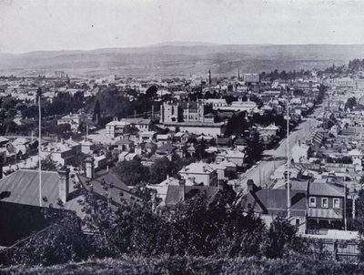 Launceston: Udsigt fra Upper Brisbane Street, med udsigt over Brisbane og Paterson Streets, State High School i centrum (s/h foto) af Stephen Spurling