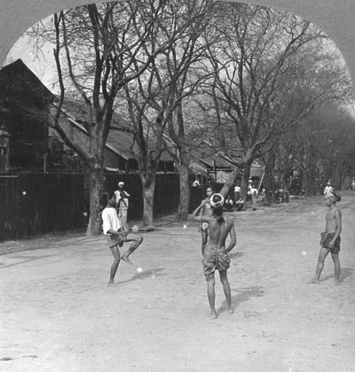 Et indfødt boldspil i Burma, 1908 af Stereo Travel Co