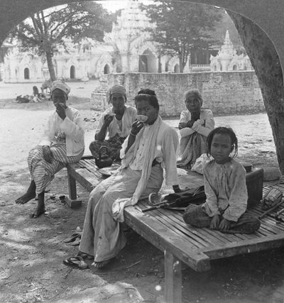 En social drik kaffe, Mandalay, Burma, 1908. af Stereo Travel Co