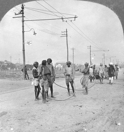 Mænd ved at trække en tung byrde, Rangoon, Burma, 1908 af Stereo Travel Co