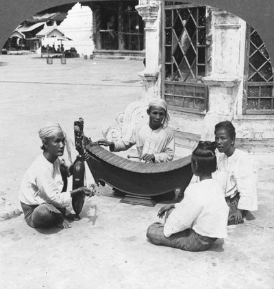 Musikere, Shwedagon Pagoda, Rangoon, Burma, 1908 af Stereo Travel Co