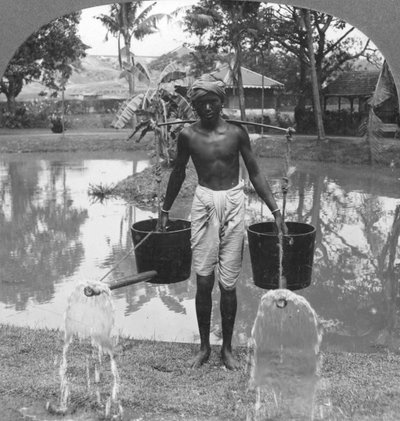 Vandkander brugt til gadesprinkling, Burma, 1908 af Stereo Travel Co