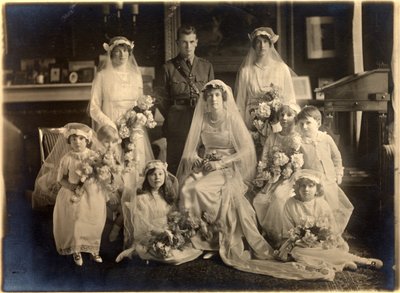 Gruppebryllupsportræt af Lady Blanche Cavendish og oberst Ivan Murray Guards Chapel, Lansdowne House, 21. april 1919 (s/h-foto) af Studio Lafayette