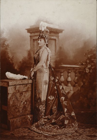 Louise, hertuginde af Devonshire, som Zenobia, dronning af Palmyra, hertuginden af Devonshires diamantjubilæumsbal i Devonshire House af Studio Lafayette