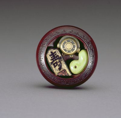 En lille almisseskål, ca. 1880-1900 (træ med indlagt kronhjort, metal og lak) (se også 195423) af Suzuki Tokuku