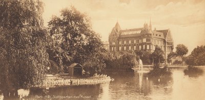 Malmø: En del af Slottsparken med museet (s/h-foto) af Swedish Photographer